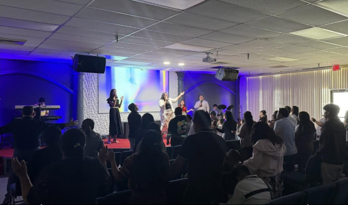 Vista de la congregación reunida en el salón de la iglesia